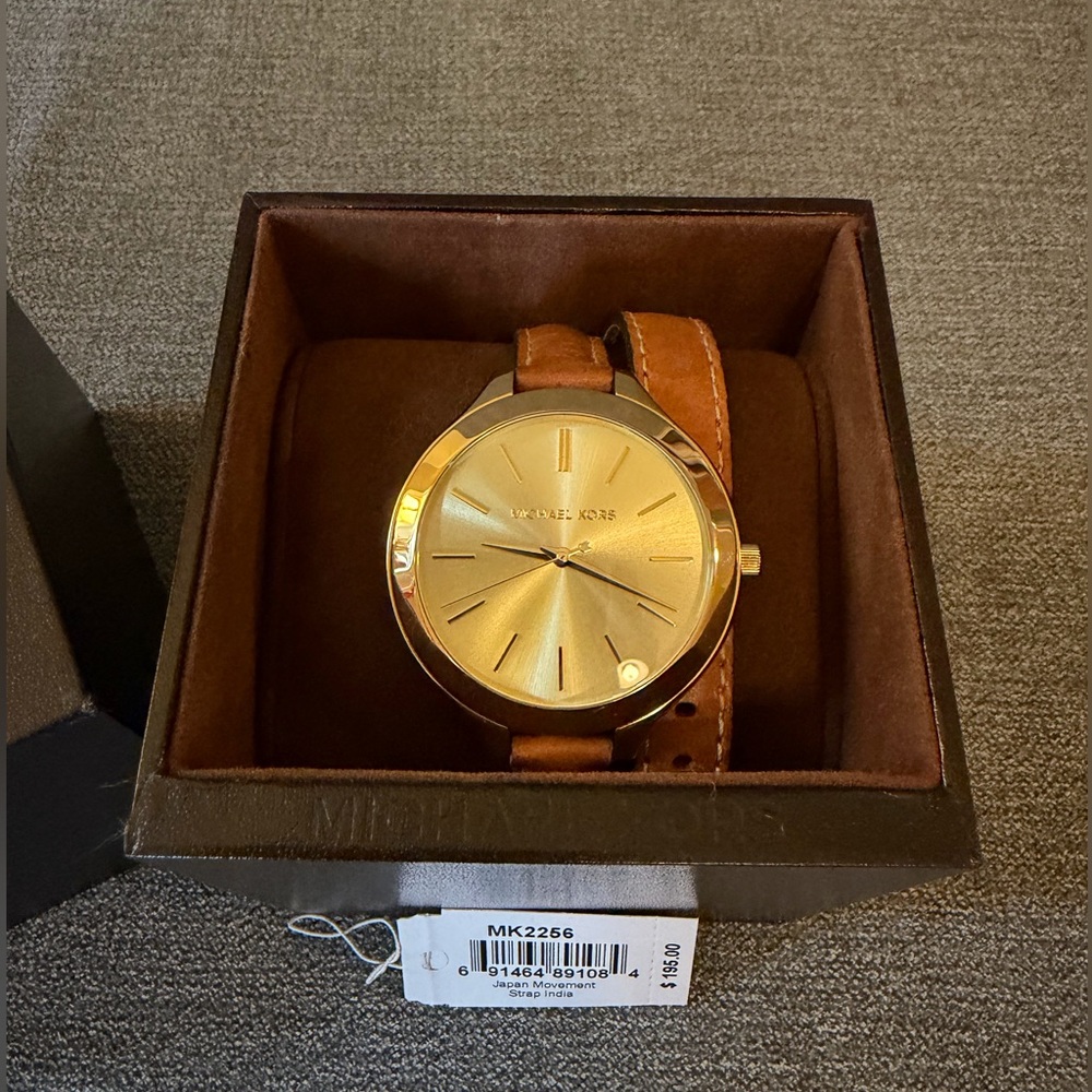 Michael Kors MK2256 Women's Runway
Quartz Champagne Dial Watch